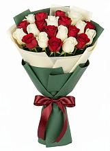 Букет Микс из красных и белых роз в Троицком Хабаровский край