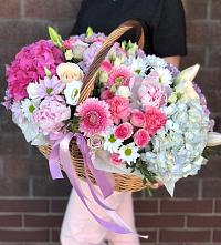 Цветочная композиция из Розы, Хризантемы, Пионы и Лизиантусы в корзине в Троицком Хабаровский край