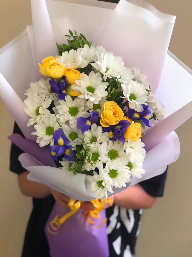 Букет цветов из: Ирисы, Хризантемы и Розы в Троицком Хабаровский край