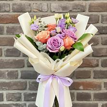 Букет цветов из:  Лизиантусы и Розы в Троицком Хабаровский край