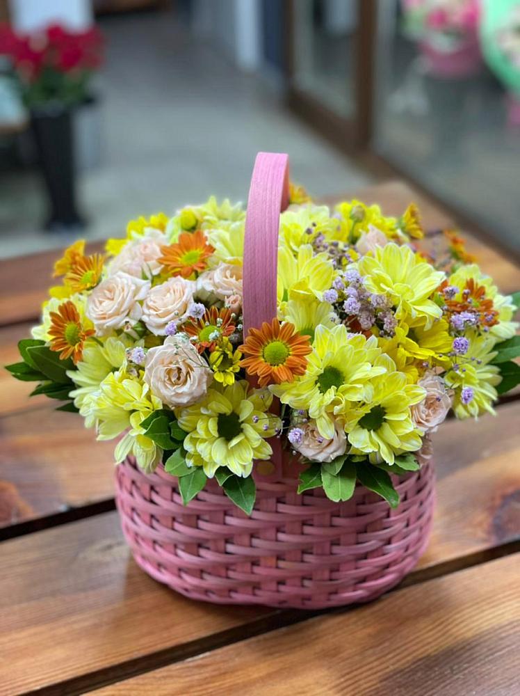 Цветочная композиция из Хризантемы и Розы в корзине в Троицком Хабаровский край