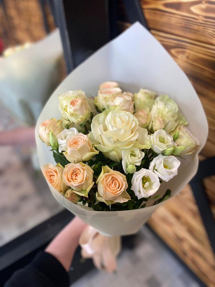 Букет цветов из: Розы и Лизиантусы в Троицком Хабаровский край